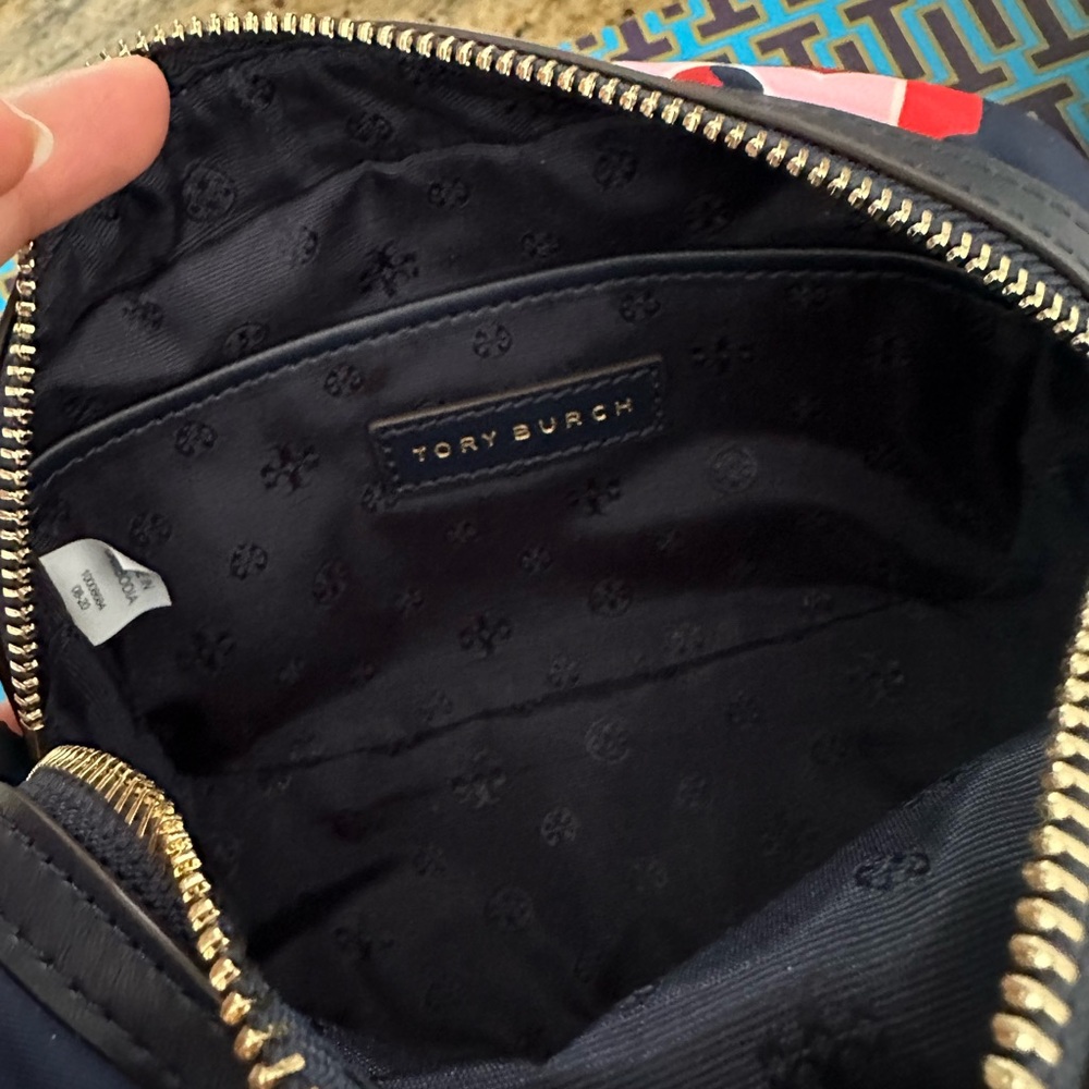 New Tory Burch small nylon camera bag 💗 - Picture 3 of 7
